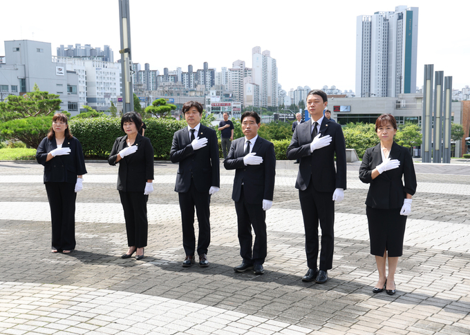  김운남 고양특례시의회 의장(오른쪽 세번째)과 신현철 부의장(오른쪽 네번째) 등 제9대 시의회 후반기 의장단 일행들이 5일 현충탑을 참배하고 있다. / 사진제공=고양특례시의회