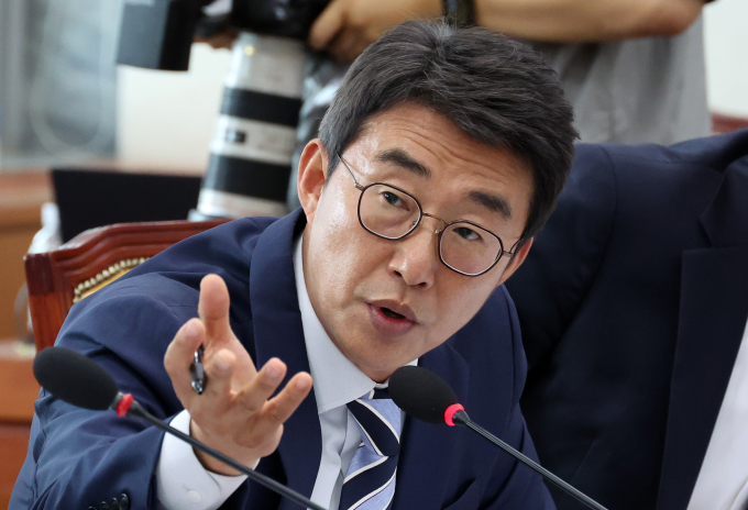 더불어민주당이 제22대 국회 개원식 불참 선언을 한 윤석열 대통령과 국민의힘을 향해 비판의 메시지를 전했다. 사진은 노종면 민주당 원내대변인이 지난달 21일 서울 여의도 국회에서 열린 과학기술정보방송통신위원회의 방송통신위원회 설치 및 운영에 관한 법률 일부개정법률안에 대한 입법청문회에서 김홍일 방송통신위원장에게 질의하는 모습. /사진=뉴시스