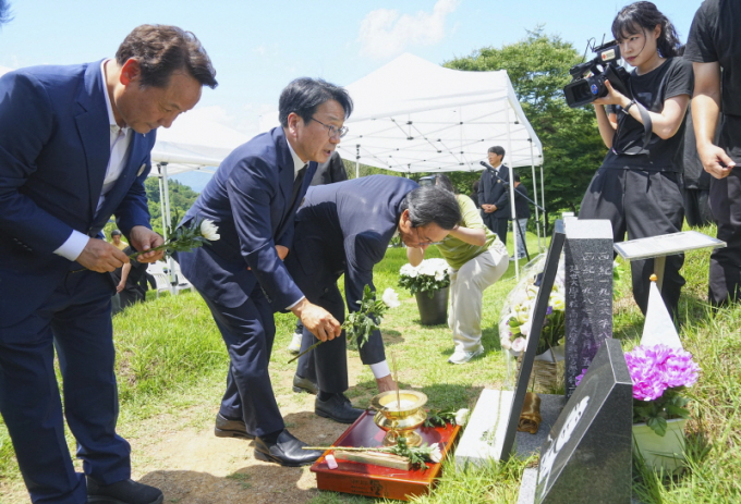 강기정 광주광역시장이 5일 오후 북구 망월동 민족민주열사묘역에서 진행된 '제37주기 이한열 열사 추모식'에 참석해 헌화를 하고 있다./사진=광주시