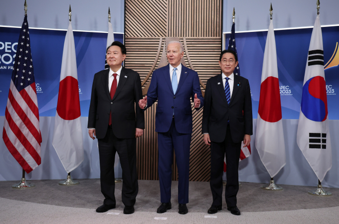 북대서양조약기구(NATO·나토) 정상회의 계기에 한·미·일 3국 정상회의가 열릴 가능성에 대해 대통령실이 아직 확정된 것은 없다고 선을 그었다. 사진은 아시아태평양경제협력체(APEC) 정상회의 참석차 미국을 방문 중인 윤석열 대통령(왼쪽)이 지난해 11월16일(현지시각) 샌프란시스코 모스코니센터 미 대통령 양자회담장에서 열린 한·미·일 정상 회동에서 조 바이든 미국 대통령(가운데), 기시다 후미오 일본 총리와 기념촬영 하는 모습. /사진=뉴시스