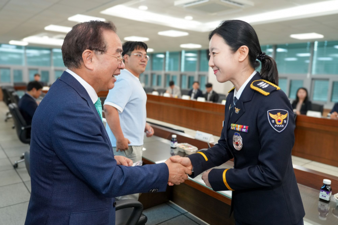 하윤수 부산교육감(왼쪽)이 5일 법교육 강사단 위촉식에 참석해 강사로 참여하는 경찰 관계자와 인사를 나누고 있다./사진=부산교육청