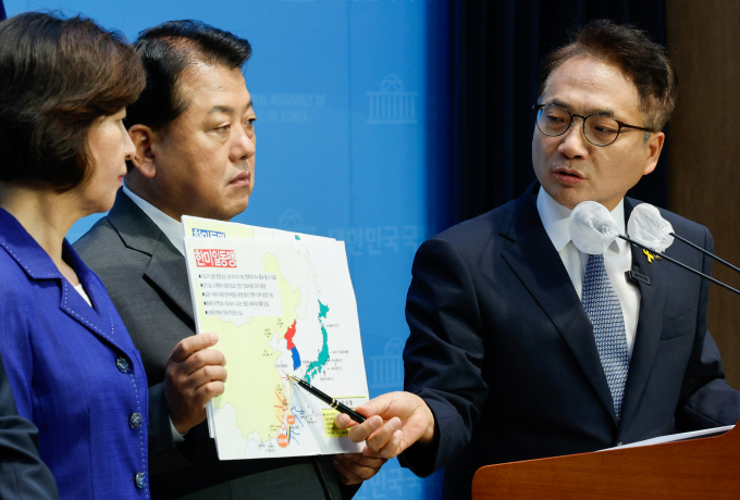 더불어민주당 소속 국회 국방위원회 의원들이 국민의힘이 논평에서 '한·미·일 동맹'을 '한·미·일 안보협력'으로 수정한 것을 언급하며 공식 사과를 촉구했다. 사진은 추미애·김병주·박선원 민주당 의원(왼쪽부터)이 5일 서울 여의도 국회 소통관에서 윤석열 정부를 향해 헌법 66조에 따른 '조국의 평화적 통일을 위한 의무'를 성실하게 이행할 것을 촉구하는 모습. /사진=뉴스1