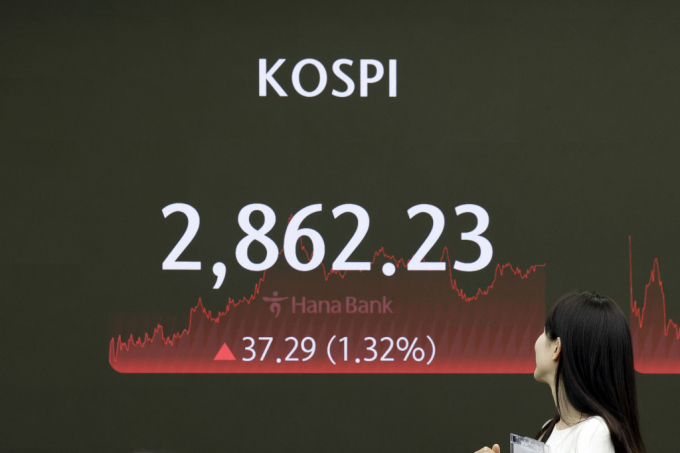 코스피가 전 거래일보다 37.29포인트(1.32%) 오른 2862.23으로 장을 마감한 5일 서울 중구 하나은행 딜링룸에서 딜러들이 업무를 보고 있다. /사진=뉴시스