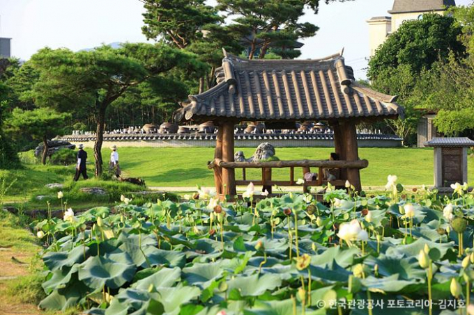 양평 세미원은 다채로운 정원과 산책길이 조성되어 있으며 연꽃 부채 만들기, 비누 만들기 등 체험 프로그램도 다양해 온가족이 나들이하기 좋다. /사진=한국관광공사