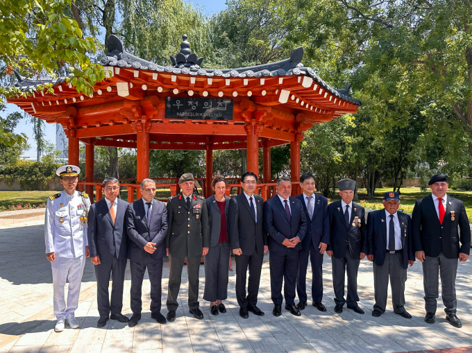 지난달 25일 '한국전쟁 74주년 추모행사'에 참석한 한-튀르키예 주요 인사들이 한국공원 내 전통 한국식 정자인 ‘우정의 집’ 앞에서 기념사진을 촬영하고 있다. /사진=현대차그룹