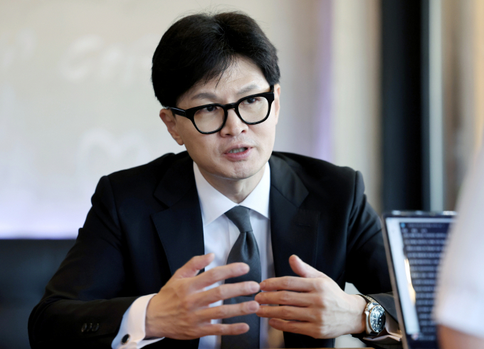 한동훈 전 국민의힘 비상대책위원장이 김건희 여사의 대국민 사과를 하겠다는 문자 메시지에 답하지 않았다는 논란이 거세지자 "실제로 사과 하기 어렵다는 취지였던 것으로 기억한다"고 밝혔다. 사진은 한 전 위원장이 4일 경기 고양시 일산동구 한 카페에서 뉴시스와 인터뷰 하는 모습. /사진=뉴시스