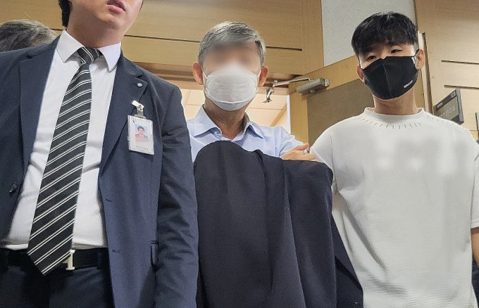 대구지법이 수천만원 상당의 뇌물을 받은 혐의를 받고 있는 전 경북경찰청장에게 구속 영장을 발부했다. 사진은 5일 전 경북경찰청장 A씨(가운데)가 대구 수성구 범어동 대구지법에서 구속 전 피의자 심문(영장실질심사)를 마치고 나서는 모습. /사진=뉴스1