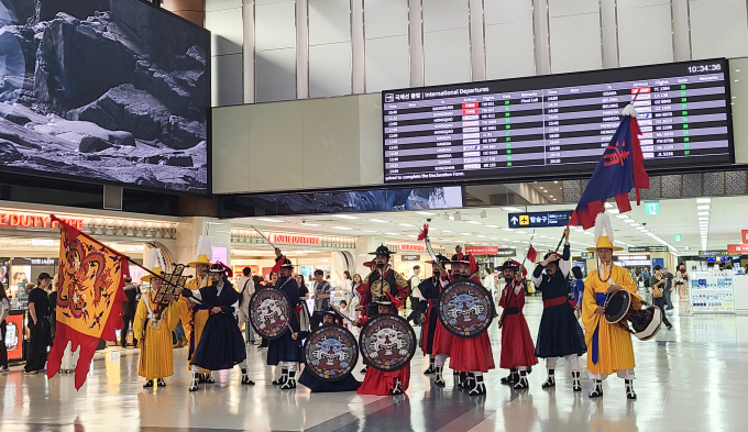 김포공항 국제선 출국장에서 진행된 전통문화행사 /사진=한국공항공사