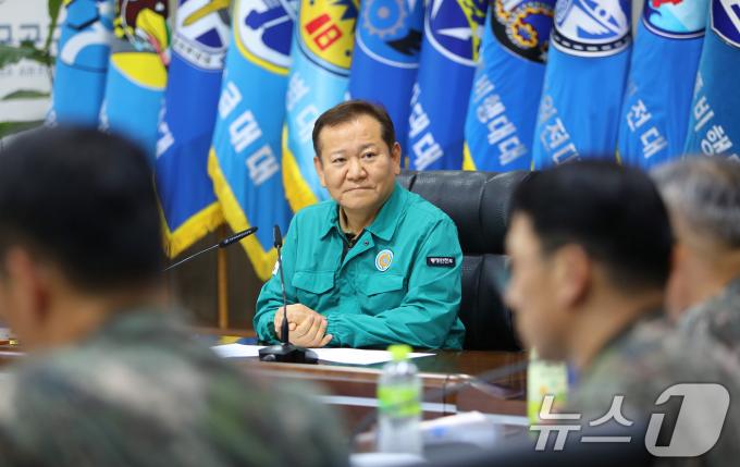 [사진] 섬석천 정비 계획 설명 듣는 이상민 행정안전부 장관