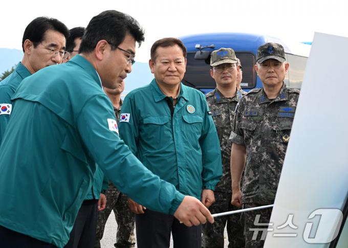 [사진] 하천복개구간 점검하는 이상민 장관