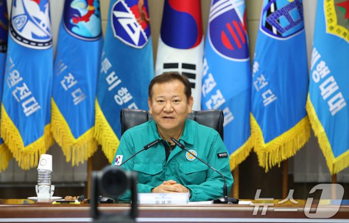 [사진] 이상민 장관, 강릉 섬석천 자연재해위험개선지구 정비사업 점검