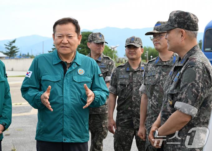[사진] 강릉 자연재해위험개선지구 현장 찾은 이상민 장관