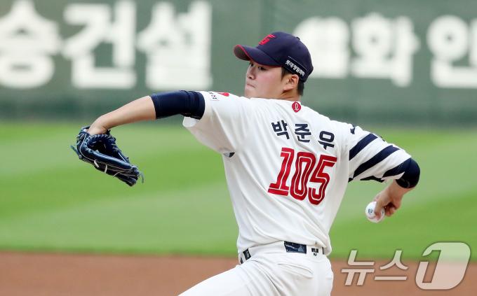 [사진] 카리나 시구 선생님 '박준우 메이크업 투구'