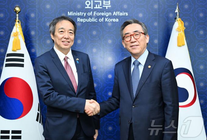 조 장관은 5일 오후 미즈시마 대사가 한일관계가 발전하고 있는 시점에 주한대사로 부임하게 된 것을 환영했다. (외교부 제공)
