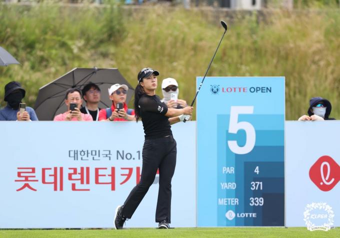 윤이나가 5일 인천 청라 베어즈베스트 청라GC에서 열린 '롯데 오픈' 2라운드 5번 홀에서 티샷을 하고 있다. (KLPGT 제공) 2024.7.5/뉴스1