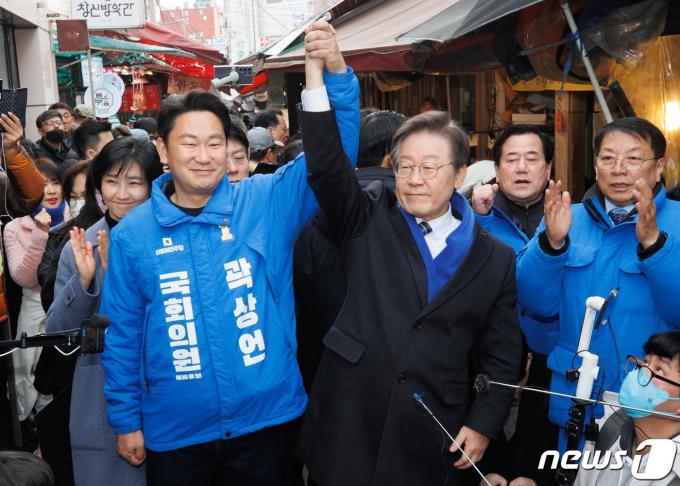 지난 3월 4일 이재명 당시 더불어민주당 대표가 서울 종로구 창신시장에서 노무현 전 대통령 사위인 곽상언 당시 국회의원 후보의 손을 들어올리고 있다. (공동취재) /뉴스1 ⓒ News1 구윤성 기자