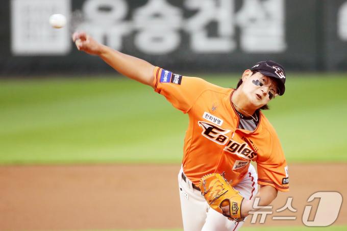 [사진] 힘껏 던지는 김서현