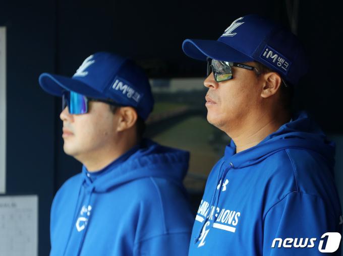 9일 오후 서울 송파구 잠실야구장에서 열린 2023 신한 SOL KBO리그 삼성 라이온즈와 LG 트윈스의 경기, 삼성 이병규 코치(오른쪽)가 경기를 지켜보고 있다. 2023.4.9/뉴스1 ⓒ News1 김진환 기자