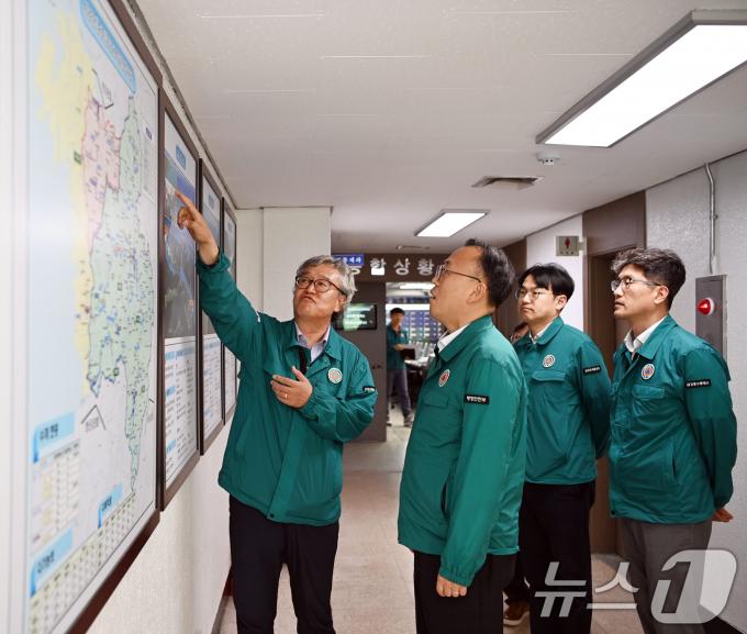 [사진] 이한경 재난안전관리본부장, 홍수예보시스템 점검