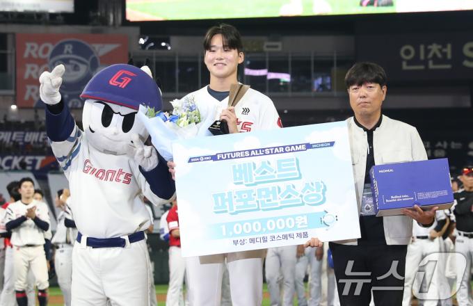 [사진] 퓨처스 올스타전 베스트 퍼포먼스상에 '카리나 선생님 박준우'