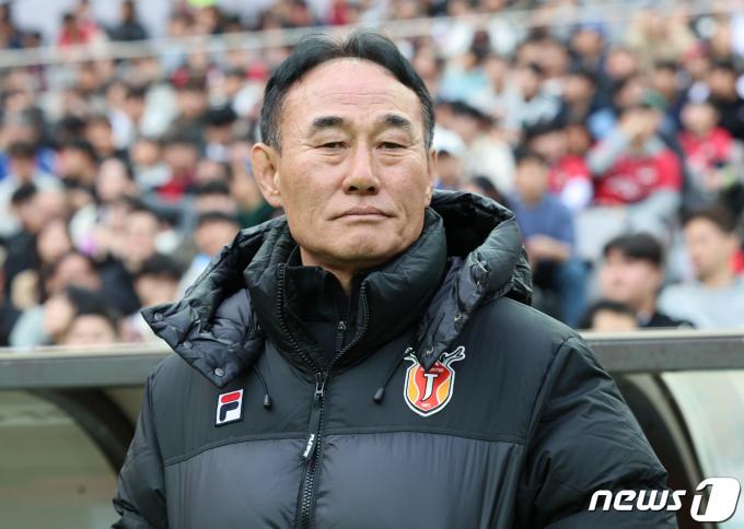 16일 오후 서울 마포구 서울월드컵경기장에서 열린 하나원큐 K리그1 2024 3라운드 FC서울과 제주 유나이티드의 경기, 제주 김학범 감독이 그라운드를 바라보고 있다. 2024.3.16/뉴스1 ⓒ News1 김도우 기자
