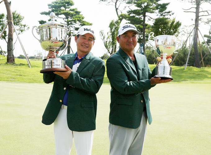 KPGA 시니어 선수권대회 정상에 오른 모중경(오른쪽)과 그랜드 시니어 선수권대회에서 우승한 김정. /사진= KPGA