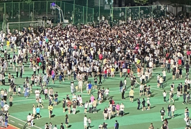 5일 용인의 한 체육공원에 손흥민을 보기 위해 몰려든 인파. /에펨코리아