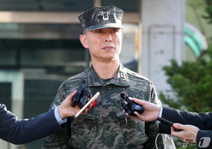 '해병대 채상병 순직 사건' 관련 조사를 위해 전날 오전 경북 경산시 경북경찰청 형사기동대에 피의자 신분으로 소환됐던 임성근 전 해병대 1사단장이 14일 오전 22시간이 넘는 조사를 마친 뒤 나서며 입장을 밝히고 있다. 2024.5.14/뉴스1 ⓒ News1 공정식 기자