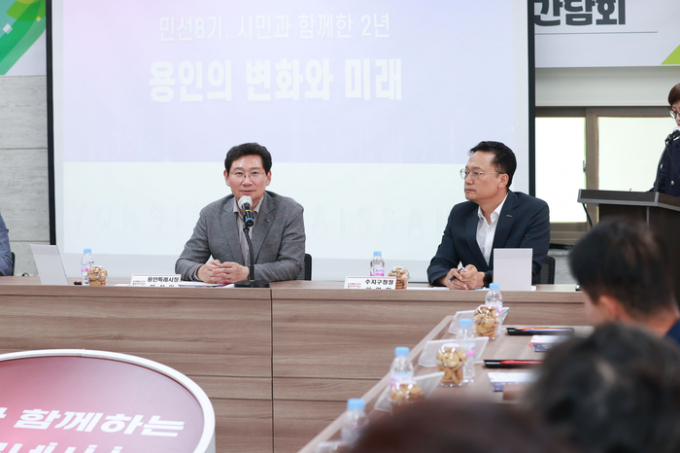 이상일 용인시장이 5일 수지구 상현2동 주민들과 소통간담회를 열어 인사말을 하고 있다. / 사진제공=용인특례시