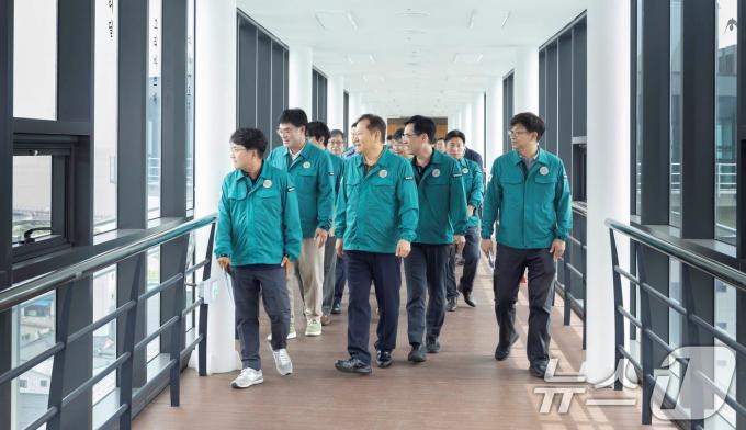 [사진] 이상민 장관, 지진해일 안전타워 운영 상황 점검