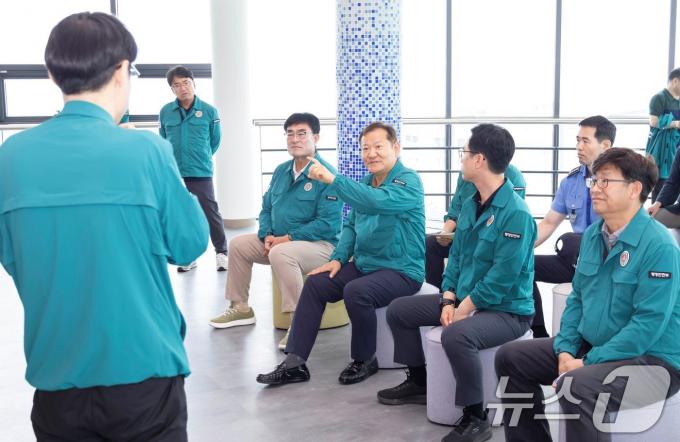 [사진] 이상민 장관, 지진해일 안전타워 운영 상황 점검