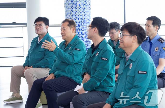 [사진] 지진해일 안전타워 현황 보고받는 이상민 장관