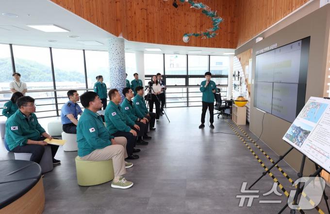 [사진] 이상민 행안부 장관, 지진해일 안전타워 방문
