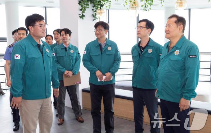 [사진] 지진해일 안전타워 운영 상황 점검하는 이상민 장관