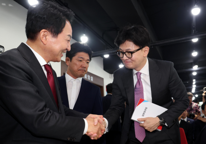  원희룡 국민의힘 당 대표 후보와 한동훈(오른쪽) 후보가 5일 오후 서울 여의도 국민의힘 중앙당사에서 열린 미래를 위한 약속, 공정 경선 서약식에서 악수하고 있다. /사진=뉴시스