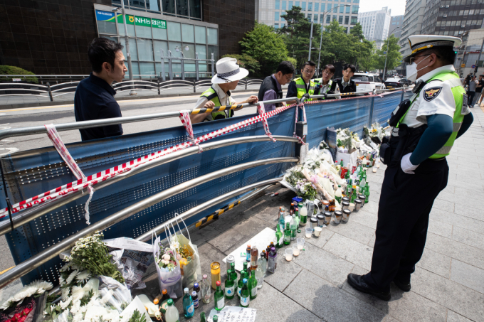  4일 서울 중구 시청역 인근 역주행 교통사고 현장에서 국립과학수사연구원 관계자들이 사고조사에 나서고 있다.   서울시는 이날 보행자가 많거나 차량 사고 위험 가능성이 높은 지역에서 보도용 차량 방호 울타리를 세우는 방안을 검토 중이라고 밝혔다./사진=뉴시스