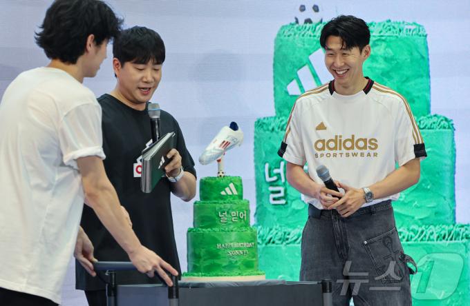 [사진] 생일 앞둔 손흥민, 축구화 케잌 받고 함박미소