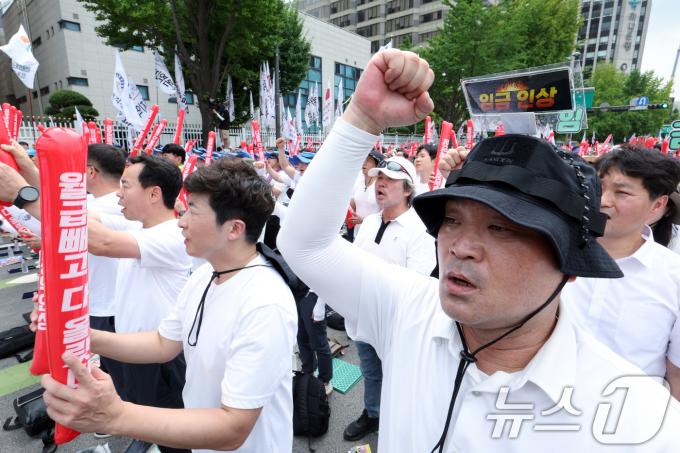 [사진] 구호 외치는 공무원들