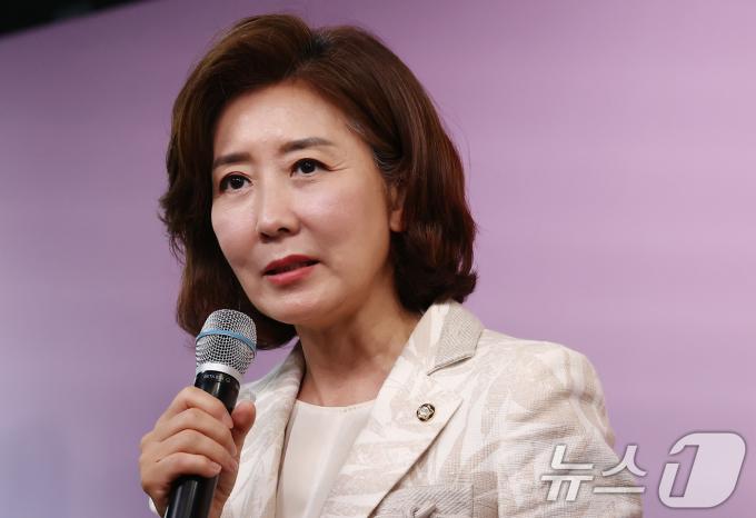 국민의힘 당권 주자인 나경원 의원이 5일 오후 서울 여의도 국민의힘 중앙당사에서 열린 '미래를 위한 약속, 공정 경선 서약식'에서 인사말을 하고 있다. 2024.7.5/뉴스1 ⓒ News1 김민지 기자