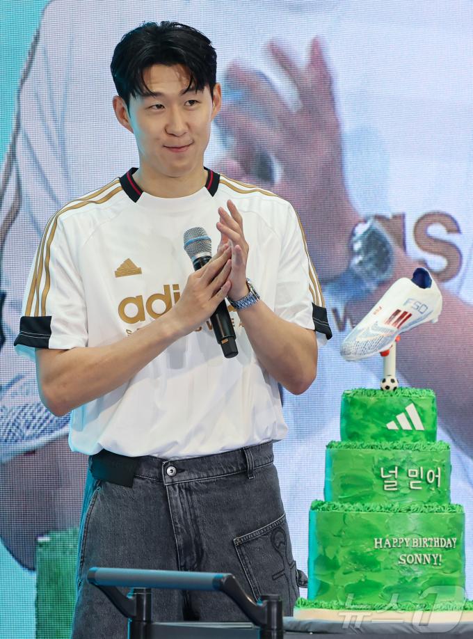 [사진] 생일 앞둔 손흥민, 깜짝 케잌 선물