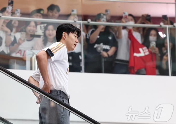 [사진] '캡틴손의 등장'
