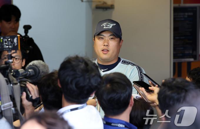 [사진] 취재진에 둘러싸인 류현진