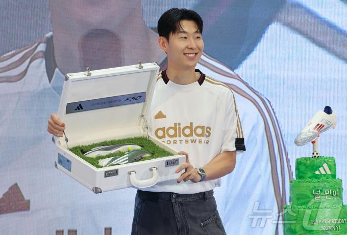 [사진] 손흥민, 첫 골을 넣었던 축구화와 함께