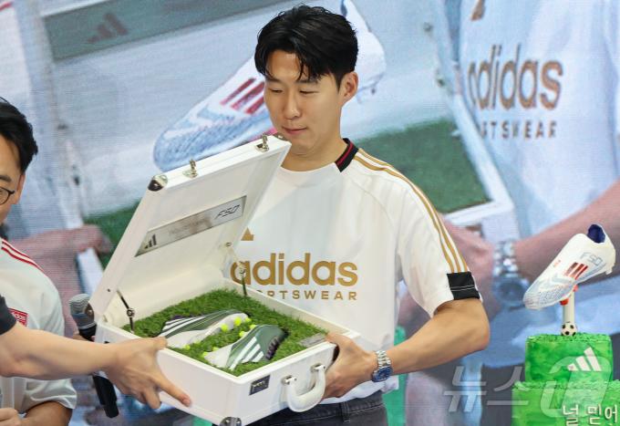 [사진] 손흥민, 첫 골을 넣었던 축구화와 함께