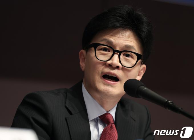 한동훈 국민의힘 비상대책위원장이 7일 오전 서울 중구 프레스센터에서 열린 관훈토론회에서 패널들의 질문에 답변하고 있다. 이날 한 위원장은 김건희 여사의 명품가방 수수 의혹에 대해 
