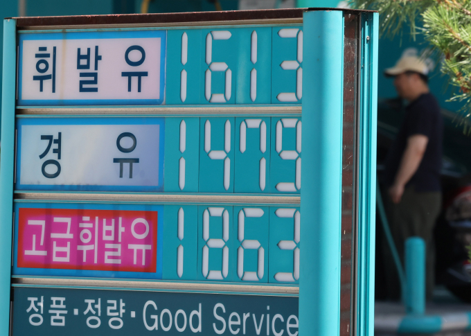 전국 주유소 기름값이 국제 유가 상승세가 반영되면서 2주 연속 올랐다. 그동안의 재고가 소진되고 유류세 환원분이 반영된 석유 제품이 본격적으로 시장에 풀리면 가격 상승세는 더 가팔라질 것으로 예상된다./사진=뉴시스