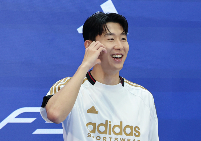 토트넘 손흥민이 6일 서울 영등포구 타임스퀘어에서 열린 아디다스 축구화 F50 발매 기념행사 '오직 스피드를 위해-SON IS COMING'에 참석해 포즈를 취하고 있다. /사진=뉴스1