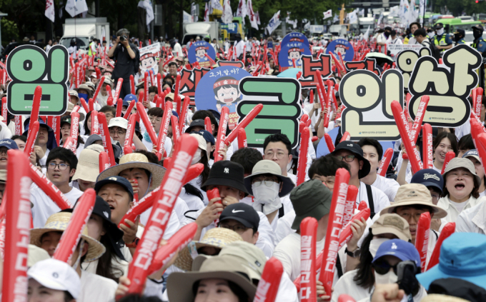  6개 공무원·교원 공무원노동조합이 6일 서울 종로구 정부서울청사 일대에서 공무원 임금인상 촉구 총궐기대회를 하고 있다. /사진=뉴시스