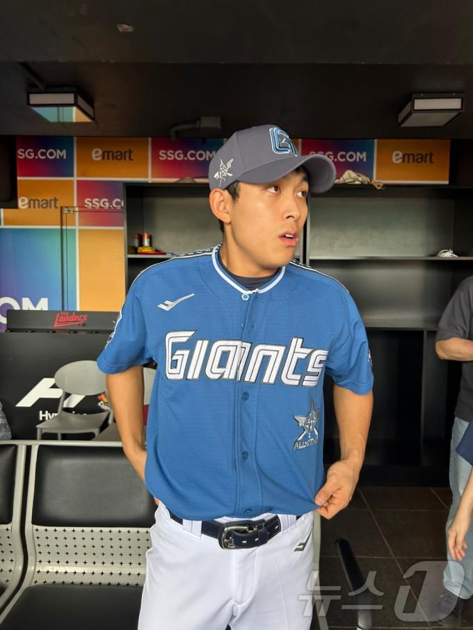 6일 인천 SSG랜더스필드에서 롯데 외야수 황성빈이 2024 프로야구 올스타전 사전 행사를 앞두고 취재진과 인터뷰를 하는 모습. ⓒ News1 문대현 기자