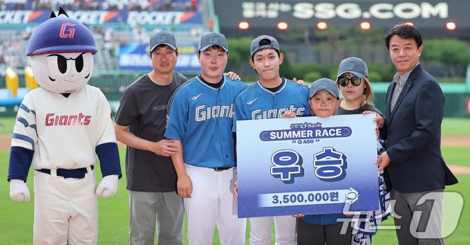 6일 오후 인천시 미추홀구 문학동 SSG랜더스필드에서 '2024 신한 SOL Bank KBO 올스타전’에 앞서 열린 올스타 썸머레이스에서 2년 연속 우승을 차지한 롯데 자이언츠 정보근과 황성빈이 팬들과 기념 촬영을 하고 있다. 2024.7.6/뉴스1 ⓒ News1 김진환 기자